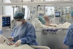 «Ξεφεύγει» η επιδημία: Εκτινάχθηκαν μέσα σε ένα 24ωρο οι εισαγωγές ασθενών με covid-19 στα νοσοκομεία της Αττικής
