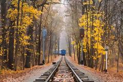 5 γραφικά ταξίδια με τρένο στον κόσμο την εποχή που πέφτουν τα φύλλα.