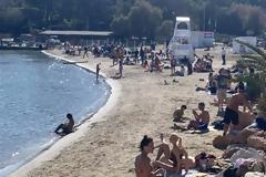 Lockdown: Άδειασε η Ερμού, πήραν τις παραλίες οι Αθηναίοι