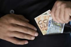Αστυνομία: Έτσι δρουν οι επιτήδειοι για να αποσπούν χρήματα από πολίτες - Τι πρέπει να προσέχετε
