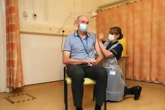 Εμβολιασμούς στον χώρο εργασίας για άτομα κάτω των 50 ετών εξετάζει η Βρετανία