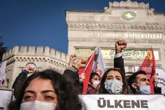 Πού αποσκοπεί ο Ερντογάν μέσα από τη μετωπική σύγκρουσή του με τη νεολαία;