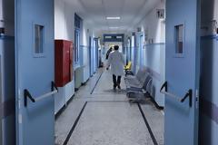 Σκηνές ροκ στο νοσοκομείο «Άγιος Ανδρέας» της Πάτρας: Γιατροί «έπαιξαν» ξύλο – «Έφευγαν» μέχρι και σκαμπό