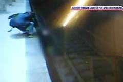 Ρουμανία: Μια νεαρή γυναίκα πήδηξε στις γραμμές του μετρό στο σταθμό Dristor. Σώθηκε εγκαίρως από περαστικούς! Βίντεο!