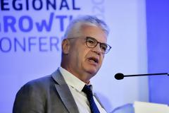 Γώγος: Έως 15% μεγαλύτερη προστασία με διπλή μάσκα. Αναβαθμίζει τις οδηγίες η Επιτροπή