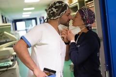 Κοροναϊός - Ιταλία:  O έρωτας στα χρόνια του Covid-19 σε εντατική της Ρώμης