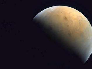 Φωτογραφία για Το διαστημικό σκάφος Hope έστειλε την πρώτη του φωτογραφία από τον Άρη