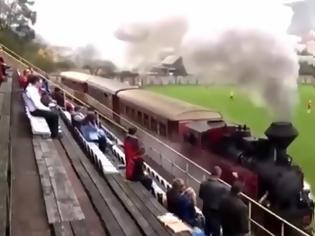 Φωτογραφία για Τσαφ – τσουφ και μπάλα: Τρένο στη Σλοβακία περνάει μέσα από ποδοσφαιρικό γήπεδο – Βίντεο.