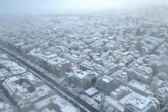 Κακοκαιρία Μήδεια: Η χιονισμένη Αθήνα από ψιλά (video)