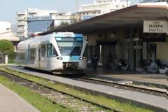 Πάτρα: Πάγωσαν οι μπάρες του τρένου στην Κανελλοπούλου και δεν κατέβαιναν.