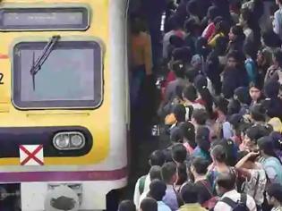 Φωτογραφία για 36 εκατομμύρια άνθρωποι χρησιμοποιούν καθημερινά τα τοπικά τρένα στη Βομβάη.