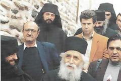 Άγιος Παΐσιος Αγιορείτης: «῞Οταν εύχεσθε σε κάποιον να του λέτε: Σου ευχόμαστε χρόνια πολλά και ευάρεστα στον Θεό»