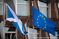 H Σκωτία υποστέλλει τη βρετανική σημαία απ΄τα δημόσια κτίρια - Επιτρέπει την Ευρωπαϊκή