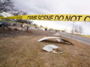 Φωτογραφία για ΗΠΑ: «Βροχή» από συντρίμμια αεροσκάφους στο Ντένβερ - Κομμάτια έπεσαν σε αυλή σπιτιού
