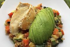 Υγιεινές συνταγές από τον σεφ Παναγιώτη Μουτσόπουλο:: Ψητό στήθος κοτόπουλου, με αβοκάντο και σαλάτα από λευκή κινόα με λαχανικά