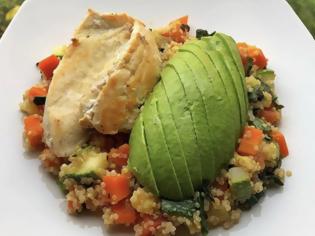 Φωτογραφία για Υγιεινές συνταγές από τον σεφ Παναγιώτη Μουτσόπουλο:: Ψητό στήθος κοτόπουλου, με αβοκάντο και σαλάτα από λευκή κινόα με λαχανικά