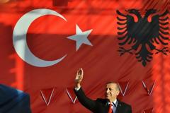 Εκτουρκισμός : Πώς το μακρύ χέρι της Αγκυρας «σφιχταγκαλιάζει» την Αλβανία – Η αμηχανία της Ελλάδας