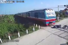 Την τελευταία στιγμή πρόλαβε να αποφύγει το τρένο στην κυριολεξία! Βίντεο!