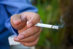 Οι Έλληνες κόβουν το κάπνισμα: Εντυπωσιακή μείωση την τελευταία 10ετία