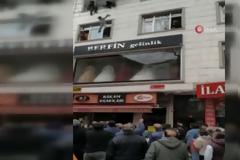 Σοκαριστικό! Έριξε τα παιδιά της από το παράθυρο για να τα σώσει από την φωτιά (Video)