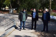 Συνεχίζονται οι εργασίες βελτίωσης του Δημοτικού Πάρκου Σιδηροδρόμων.