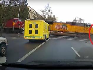 Φωτογραφία για Τρομερό ατύχημα: Τρένο χτυπάει νταλίκα που σταμάτησε πάνω στις γραμμές - Βίντεο.
