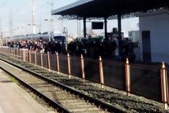 Εικόνες συνωστισμού στον Σιδηροδρομικό Σταθμό στη Λάρισα.