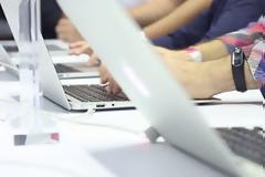 Η/Υ και online με τη μεγαλύτερη αύξηση πωλήσεων στο λιανεμπόριο
