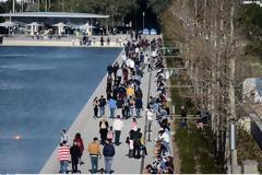 Lockdown: Κωδικός «6» μόνο με τα πόδια. Τι αλλάζει