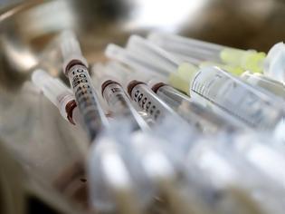 Φωτογραφία για Κατασχέθηκαν χιλιάδες δόσεις ψεύτικων εμβολίων κατά του κορονοϊού