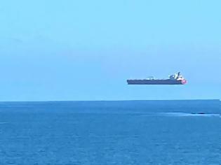 Φωτογραφία για Απίστευτο θέαμα: Πλοίο «αιωρείται» στη θάλασσα της Κορνουάλης
