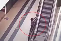 Τρομακτικό: Τετράχρονο αγοράκι έπεσε από ύψος 20 μέτρων σε κυλιόμενες σκάλες μέσα σε εμπορικό κέντρο (Video)