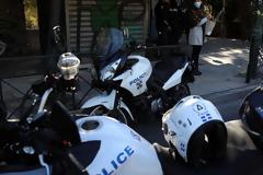 Ένταση στην πλατεία Νέας Σμύρνης - Αστυνομικοί δέχθηκαν επίθεση από 30 άτομα