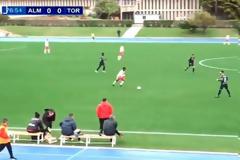 Σκόραρε με απίστευτο σουτ πίσω...από τη σέντρα!