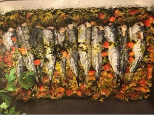 Φωτογραφία για Υγιεινές συνταγές από τον σεφ Παναγιώτη Μουτσόπουλο: Σαρδέλες πλακί με ντομάτα, θυμάρι και κάππαρη