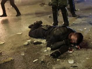 Φωτογραφία για Eπεισόδια στη Νέα Σμύρνη: Μολότοφ και χημικά - Τραυματίστηκε σοβαρά αστυνομικός