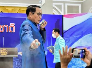 Φωτογραφία για Ταϊλάνδη: Ο πρωθυπουργός της χώρας ψέκασε δημοσιογράφους με αντισηπτικό χεριών