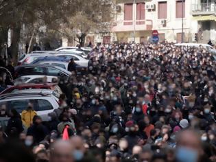 Φωτογραφία για Έρευνες: Πώς οι διαδηλώσεις επηρεάζουν την καμπύλη των κρουσμάτων. Η διασπορά του κορονοϊού στα Μέσα Μαζικής Μεταφοράς