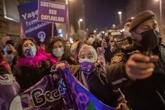Τουρκία: Οι γυναίκες διαδηλώνουν και φωνάζουν «Δεν φοβόμαστε»