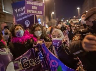 Φωτογραφία για Τουρκία: Οι γυναίκες διαδηλώνουν και φωνάζουν «Δεν φοβόμαστε»