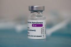AstraZeneca: Τι απαντά για τον κίνδυνο εμφάνισης θρομβώσεων μετά το εμβόλιο