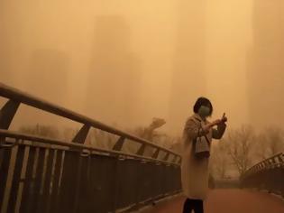 Φωτογραφία για Πεκίνο: Σφοδρή αμμοθύελλα -η χειρότερη της δεκαετίας- σαρώνει την πρωτεύουσα της Κίνας και γειτονικές επαρχίες