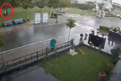 Σοκαριστικό: Κεραυνοβολήθηκαν τέσσερις άνθρωποι  - Νεκρός ο ένας (Video)