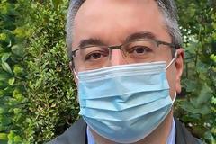 Μόσιαλος: Δεν είναι σαφές γιατί oι ρυθμιστικές αρχές δεν εξετάζουν τα περιστατικά με το εμβόλιο της AZ, ταυτόχρονα με αυτά που συνέβησαν με τo εμβόλιο της Pfizer