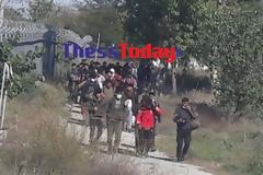 Αυξάνονται οι ροές μεταναστών στην Ειδομένη. Επιβιβάζονται κρυφά σε εμπορικά τρένα.