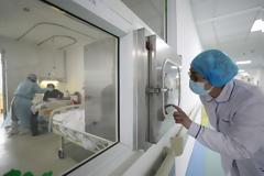 Αναπόφευκτη η επιστράτευση ιδιωτών γιατρών. Υπερδιπλασιάστηκαν οι διασωληνωμένοι σε ένα μήνα