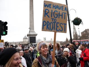 Φωτογραφία για Κοροναϊός - Βρετανία: Εκατοντάδες διαδηλωτές χωρίς μάσκες στους δρόμους του Λονδίνου - Συμπλοκές για την άρση του lockdown