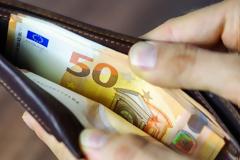 «Παγώνει» ξανά ο κατώτατος μισθός