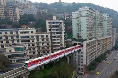 Κίνα: Τρένο περνά μέσα από πολυκατοικία.