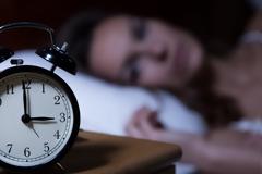 Πώς η αϋπνία και η υπερκόπωση συνδέονται με αυξημένο κίνδυνο για κορονοϊό